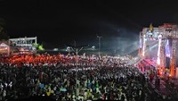 Kapolda kemudian masuk ke area utama tempat penyelenggaraan hiburan malam tahun baru di GWK. Dia melihat jalannya konser musik di sana. Foto: I Wayan Sui Suadnyana/detikBali