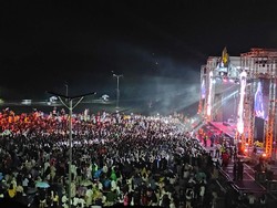 Kapolda kemudian masuk ke area utama tempat penyelenggaraan hiburan malam tahun baru di GWK. Dia melihat jalannya konser musik di sana. Foto: I Wayan Sui Suadnyana/detikBali