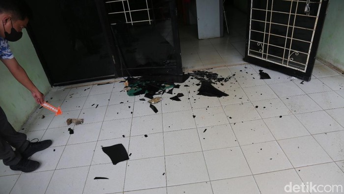 Polisi melakukan olah TKP di Kantor MUI Lampung.