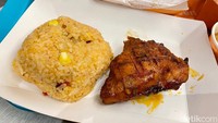Ayam panggang enaknya dimakan bersama Cajun rice. Cita rasa nasi gurih ini mirip nasi goreng pada umumnya.