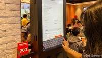 Cara lain adalah pesan melalui self service kiosk. Tinggal pilih menu sesuai selera dan pembayaran via nontunai.
