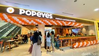 Gerai Popeyes bisa kamu temukan di Lantai 2, Margo City. Lokasinya di dekat gerai Wingstop dan Mixue.