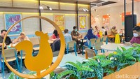 Area untuk santap di tempat terbilang luas dan nyaman. Ada juga logo ayam jantan warna oranye di beberapa tempat.