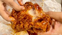Bagian daging ayam goreng ini begitu juicy. Balutan tepungnya tebal, namun tidak keras. Harga menu ini Rp 25 ribuan per potong.