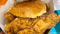 Jangan lewatkan burger ayam klasik yang puaskan selera. Jika pesan paket dengan minum dan kentang goreng, harganya Rp 70.000.