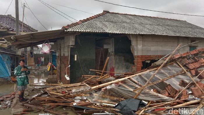 Potret Dampak Ganasnya Gelombang Pesisir Indramayu Potret Dampak Ganasnya Gelombang Pesisir Indramayu