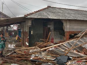 Potret Keganasan Gelombang Air Laut Hantam Pesisir Indramayu