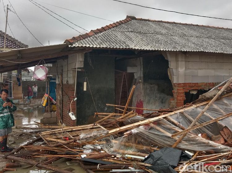 Potret Keganasan Gelombang Air Laut Hantam Pesisir Indramayu
