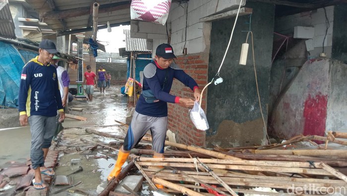 Potret Dampak Ganasnya Gelombang Pesisir Indramayu