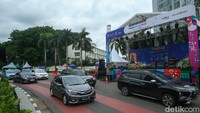 Kendaraan melintas di depan panggung Festival Malam Tahun Baru 2023 di Bundaran HI, Jakarta, Sabtu (31/12/2022).