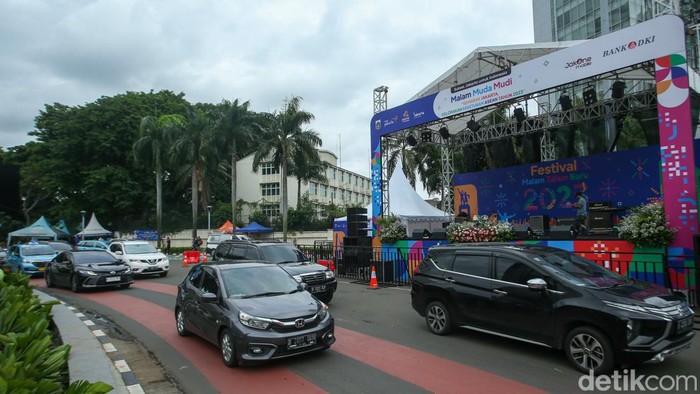 Potret Panggung Muda Mudi yang Siap Hibur Warga di Malam Tahun Baru Pemprov DKI Jakarta menggelar acara untuk penyambutanΒ tahun baru 2023. Acara ini akan diisi dengan hiburan kesenian pada malam pergantian tahun nanti.