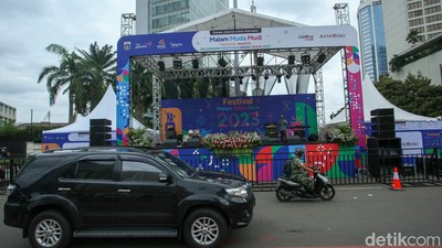 Potret Panggung Muda Mudi yang Siap Hibur Warga di Malam Tahun Baru