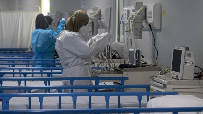 Petugas kesehatan Rumah Sakit Darurat COVID-19 (RSDC) Wisma Atlet Kemayoran menyiapkan ruangan IGD di Tower 6 RSDC Wisma Atlet Kemayoran, Jakarta, Sabtu (31/12/2022). Tower 6 RSDC Wisma Atlet Kemayoran masih akan digunakan hingga Maret 2023 sebagai langkah antisipasi adanya lonjakan kasus COVID-19. ANTARA FOTO/Muhammad Adimaja/nym.