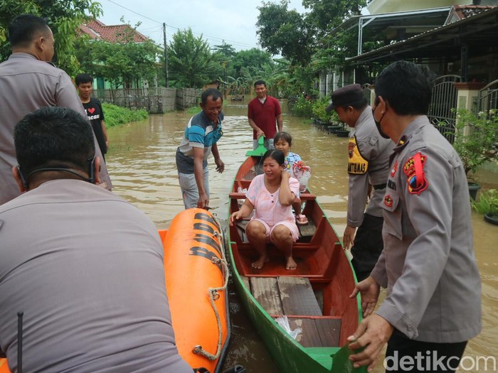 Proses evakuasi warga korban banjir di Desa Mustokoharjo, Kecamatan Kota, Pati, Sabtu (31/12/2022).