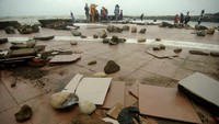 Tembok sepanjang 35 meter tersebut hancur diterjang ombak besar.
