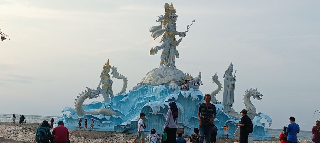 Ratusan warga lokal dan wisatawan nampak menikmati tiga patung ikonik di objek wisata Pantai Jerman, yang berlokasi di Kecamatan Kuta, Kabupaten Badung, Bali. (Triwidiyanti/detikBali)