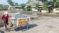 Tak hanya terkenal akan pantainya, Pantai Padang Galak juga dikenal karena di lokasi tersebut terdapat Pura Campuhan Windhu Segara. Lokasinya juga dekat dengan Taman Bali Festival.