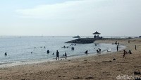 Berikutnya, ada Pantai Sanur. Pantai ini tentunya sudah tak asing lagi bagi wisatawan yang gemar melancong ke daerah Bali. Setiap harinya pantai ini selalu menjadi spot favorit pengunjung untuk menikmati sunrise, berendam, lari, hingga bersepeda.