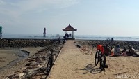 Wisatawan juga dapat menikmati wisata kuliner di sepanjang pantai tersebut. Makanan dan minuman yang dijual antara lain lumpia, es kelapa, jagung bakar, hingga salah satu kuliner legendaris Mak Beng pun ada di kawasan tersebut.