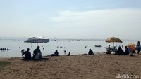 Di pantai ini, pengunjung dapat melihat langsung indahnya matahari terbit sekaligus bisa melakukan aktivitas lain seperti bersepeda. Tak hanya itu, wisatawan bisa mencicipi salah satu menu legendaris Bali sejak tahun 1976, yakni Warung Nasi Bali Made Weti.