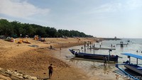 Terakhir ada Pantai Mestasari yang beralamat di Jalan Tirta Empul, Denpasar. Selain banyak digemari sebagai lokasi menyaksikan matahari terbit, pantai ini juga banyak menarik untuk surfing hingga menaiki kapal.