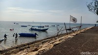 Sama dengan pantai-pantai lainnya, di Pantai Mertasari ini juga banyak warung yang bisa menjadi alternatif wisata kuliner. Adapun tarif parkir yang dikenakan di pantai ini, yaitu mobil Rp 5 ribu, sedangkan motor Rp 2 ribu bagi sepeda motor.