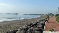 Lokasi pertama menikati sunsire pertama 2023 ada di Pantai Padang Galak di Denpasar. Untuk dapat menikmati keindahan pantai tersebut, pengunjung akan dikenakan tarif parkir mobil sebesar Rp 5 ribu, sedangkan sepeda motor Rp 2 ribu.