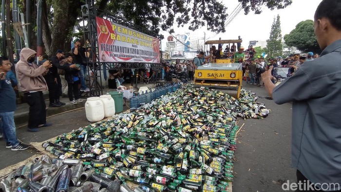 Ribuan botol miras dimusnahkan di taman kota Tasikmalaya.
