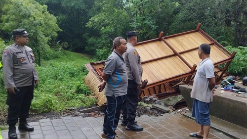 Salah satu bangunan milik warga di Madenan, Buleleng, yang rusak parah akibat musibah tanah longsor, Jumat (30/12/2022).