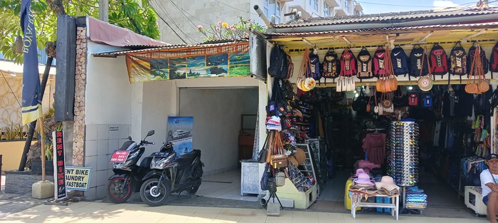 Salah satu tempat rental atau penyewaan sepeda motor di kawasan Kuta, Badung, Bali.
