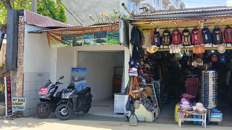 Salah satu tempat rental atau penyewaan sepeda motor di kawasan Kuta, Badung, Bali.