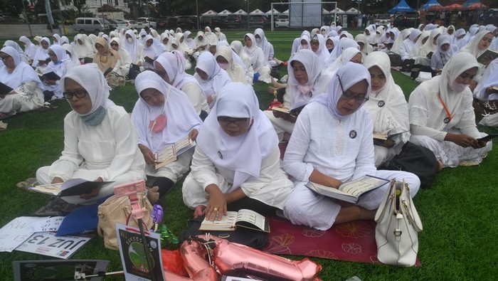 Sambut Tahun Baru 2023, Seribu Warga Khataman Al Quran Massal di Bogor Sejumlah warga memanjatkan doa usai membaca Al Quran secara bersama-sama di lapangan Sepak Bola Mini, Taman Manunggal, Kota Bogor, Jawa Barat, Sabtu (31/12/2022). Sebanyak seribu warga melakukan khataman Al Quran sebagai bentuk rasa syukur kepada Allah SWT menjelang Tahun Baru 2023 sekaligus sebagai bentuk syiar untuk selalu membaca Al Quran kepada umat Islam. ANTARA FOTO/Arif Firmansyah/nym.