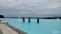Menikmati segarnya kolam renang sambil berfoto ria