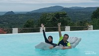 Berolahraga berenang sambil menikmati liburan