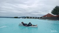 Berenang sambil tidur dengan suasana yang sejuk