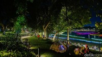 Alasan mereka menggelar tenda adalah agar bisa beristirahat sambil sambil menunggu malam pergantian tahun.