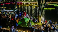 Dekorasi lampu warna-warni yang dihadirkan semakin membuat suasana syahdu.