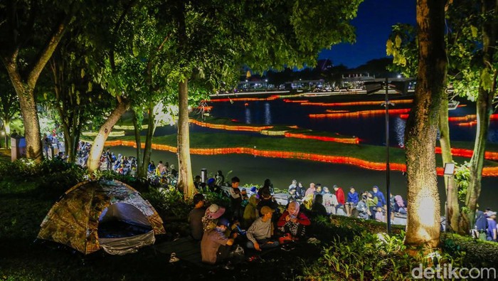 Sejumlah pengunjung di TMII mulai mendirikan tenda camping untuk menyaksikan malam pergantian tahun. Yuk, intip foto-fotonya.