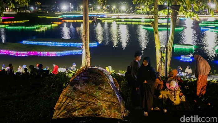 Seru Banget, Pengunjung TMII Dirikan Tenda Sejumlah pengunjung di TMII mulai mendirikan tenda camping untuk menyaksikan malam pergantian tahun. Yuk, intip foto-fotonya.