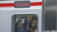 Rencana ini juga disebut kebijakan yang aneh, karena seharusnya orang yang menggunakan transportasi umum diapresiasi karena mereka mau meninggalkan kendaraan pribadinya.