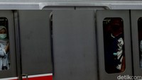 Namun, wacana tarif baru yang diungkapkan langsung oleh Menteri Perhubungan Budi Karya Sumadi itu disebut tidak tepat, pengguna KRL yang tergabung dalam KRL Mania tidak setuju pemerintah membagi penumpang KRL kaya dan miskin.