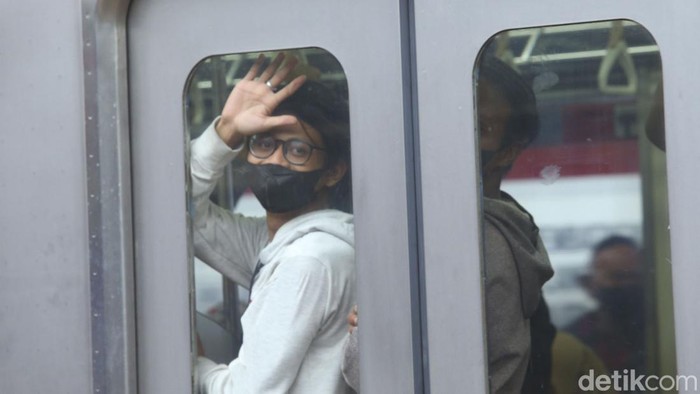 Kemenhub berencana untuk mengubah mekanisme tarif KRL mulai tahun 2023. Skema tarif akan dibagi menjadi dua, tarif subsidi untuk orang miskin dan kaya.