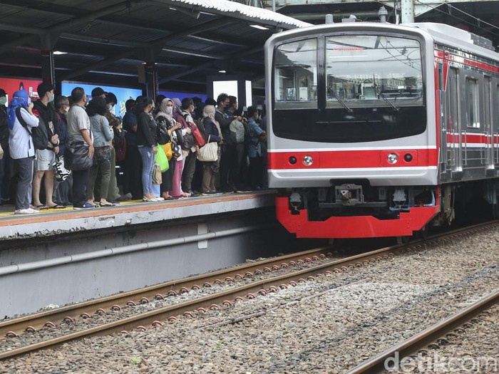 Kemenhub berencana untuk mengubah mekanisme tarif KRL mulai tahun 2023. Skema tarif akan dibagi menjadi dua, tarif subsidi untuk orang miskin dan kaya.
