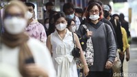 Sejumlah penumpang beraktivitas di Satsiun Sudirman, Jakarta, Jumat (30/12/2022).