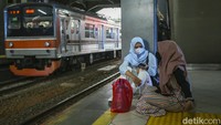 Pemerintah juga akan membuat sejenis kartu untuk mengelompokan masyarakat yang tidak mampu dan masih menggunakan layanan KRL.