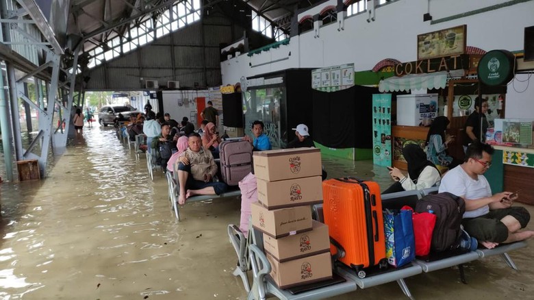 Stasiun Tawang Semarang mengalami kebanjiran akibat tingginya curah hujani. Kondisi ini memaksa layanan boarding penumpang untuk sementara dialihkan ke pintu keluar.