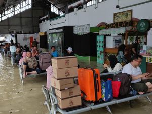Stasiun Tawang Semarang Kebanjiran, Boarding Penumpang Pindah di Pintu Keluar