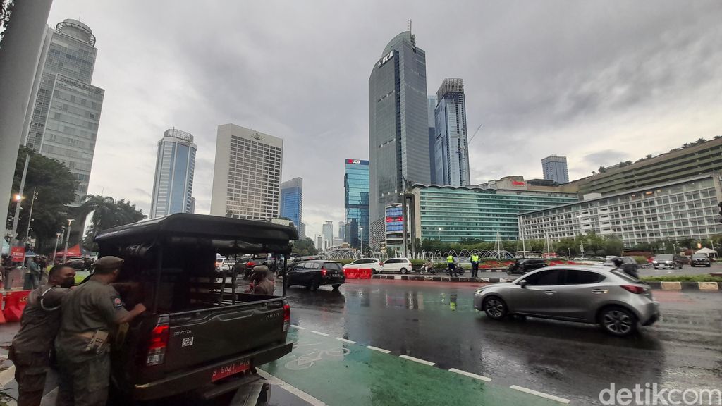 Suasana Bundaran HI, sore 31 Desember 2022. (Ilham Oktafian/detikcom)
