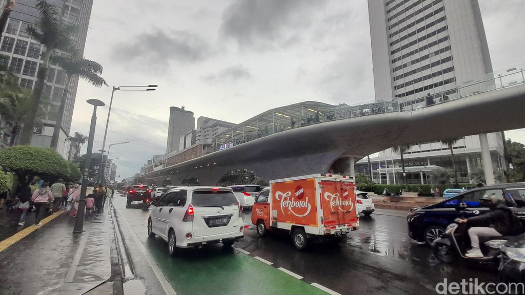 Suasana Bundaran HI, sore 31 Desember 2022. (Ilham Oktafian/detikcom)