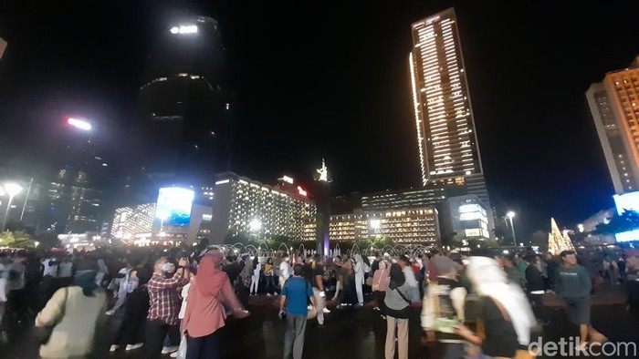 Suasana Bundaran HI usai car free night diberlakukan